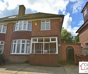 4 Bedroom Semi-Detached House - Photo 4