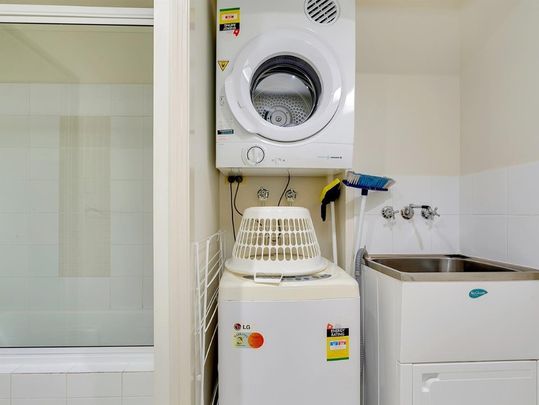 CAIRNS CITY APARTMENT, IN SOUGHT AFTER COMPLEX! - Photo 1