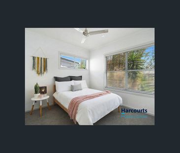 Spacious Three-Bedroom Townhouse with Private Courtyard in Morningside - Photo 3