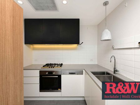 Enjoy Panoramic Tennis Court, Park & River Views – Lifestyle & Location - Photo 3