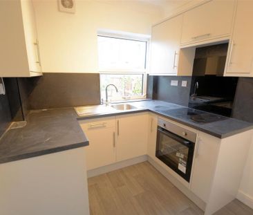 3 bedroom semi-detached house to rent - Photo 3