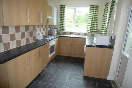4 bedroom semi-detached house to rent - Photo 2