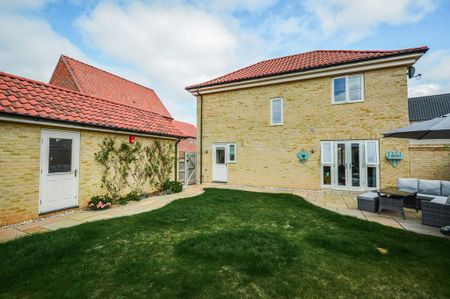 3 bedroom detached house to rent - Photo 2