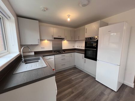 3 bedroom semi-detached house to rent - Photo 4