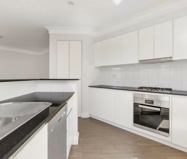 SUPERB THREE BEDROOM APARTMENT OPPOSITE RUCHCUTTERS BAY PARK - Photo 5