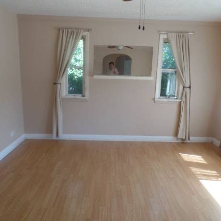 2 bdrms, 1 bath, upper main level near Stampede Park! - Photo 3