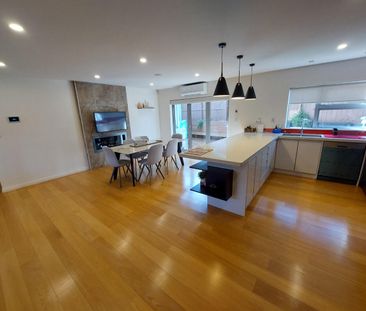 Impressive family home Blockhouse Bay - Photo 3
