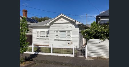 Neat 2 Bedroom house close to all amenities!!! - Photo 3