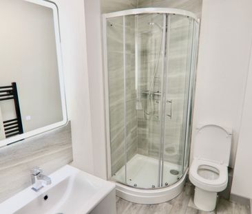 NEWLY REFURBISHED 1 BED APARTMENT - LEEDS - Photo 3