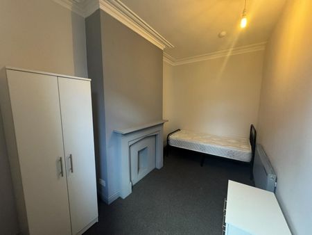 4 bedroom House To Let - Photo 3