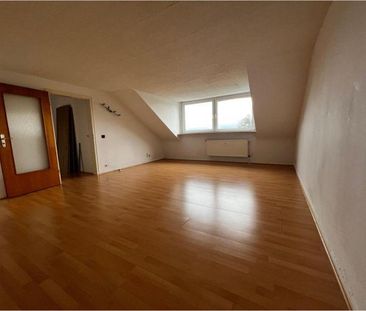 Helle und Gemütliche 2 Zimmer Wohnung im Dachgeschoss - Photo 1