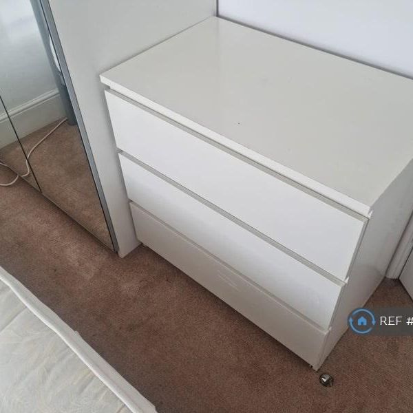 1 bedroom in a flat share to rent - Photo 1
