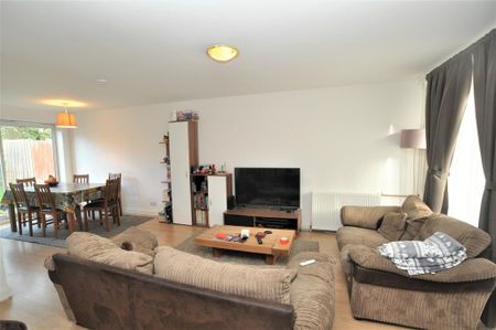3 bedroom detached house to rent - Photo 3