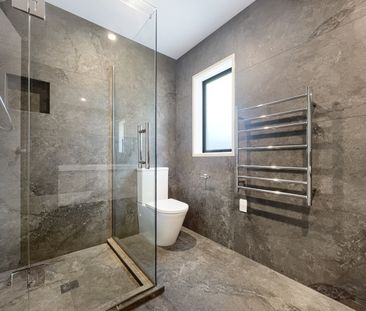 Modern and Stylish Near-New Home in Te Atatū Peninsula - Photo 2
