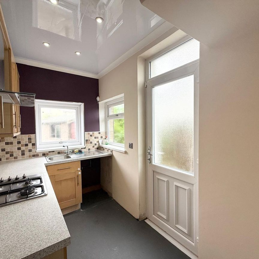 3 bedroom semi-detached garage/parking space to rent - Photo 1