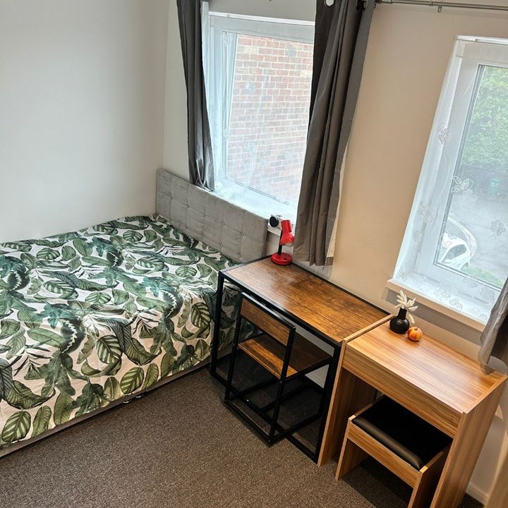 Room in a Shared House, Petersham Mews, NG7 - Photo 1