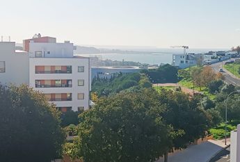 Apartamento T3 com Terraço Privativo para Arrendamento em Nova Queijas