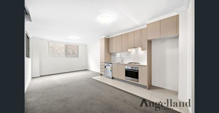 Large One Bed Apt plus lockup garage in Mortlake - Photo 3