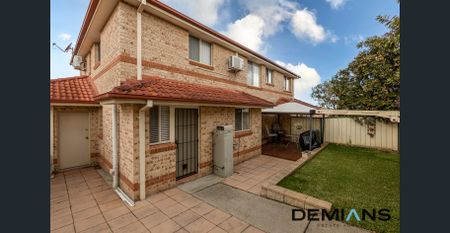 Spacious three-bedroom townhouse in the sought-after Glen Regent Estate! - Photo 3