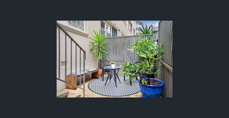 Sunny North Facing Coastal Retreat With A Beach Cottage Vibe A - Photo 2