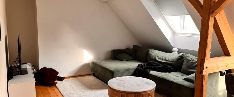 Helle Dachgeschoss Wohnung mit Balkon und Einbauküche - Foto 1