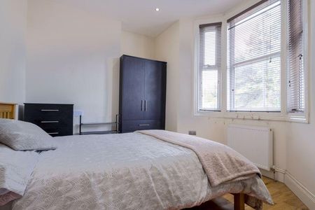 3 bedroom flat to rent - Photo 3
