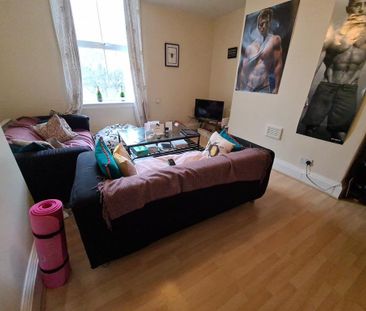 2 bedroom flat to rent - Photo 2