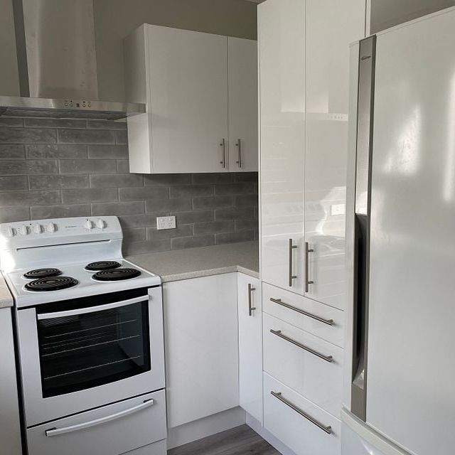 Be warm for winter. 5 Bedroom House available now - Photo 1