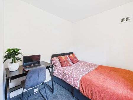 4 bedroom semi-detached house to rent - Photo 3