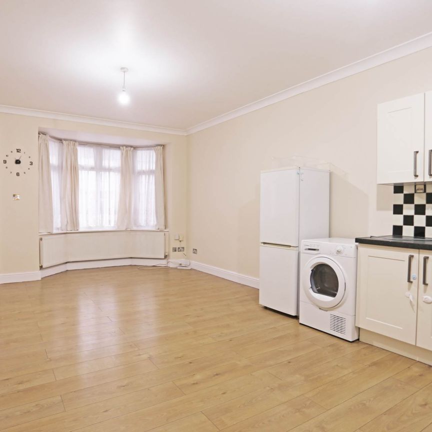 Price £1,650 pcm - Available Now - Part Furnished - Photo 1