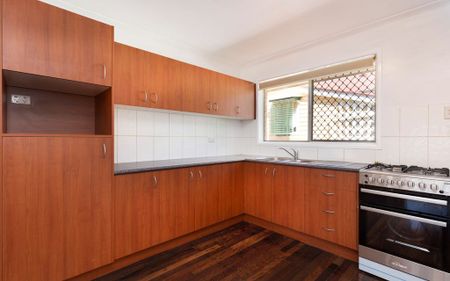 RENOVATED, CONVENIENT AND JUST 3KM FROM BRISBANE CBD! - Photo 3