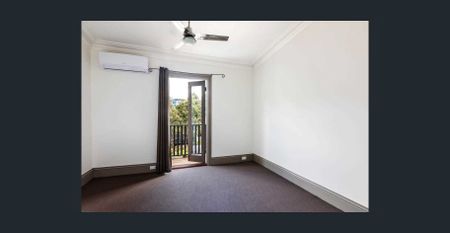 Charming 2-Bedroom Terrace in a Vibrant City-Fringe Location - Photo 2