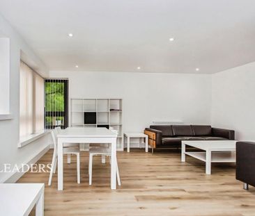 3 bedroom flat to rent - Photo 3