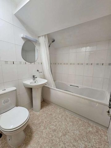 The Square, Kenilworth, CV8 - Photo 4