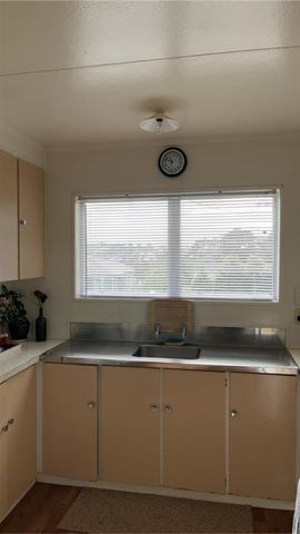 Tidy 2-bedroom home - water & lawns included - Photo 5