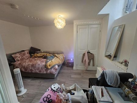 1 bedroom in a house share to rent - Photo 2