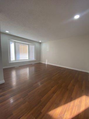 Beautiful 3-Bedroom Main Floor for Rent in Martindale - Photo 1