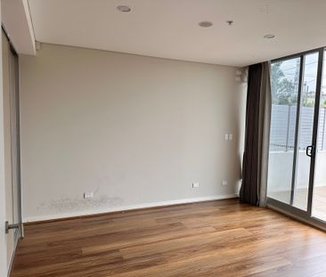 Modern 1 Bedroom Timberfloor Apartment Available For Lease!! - Photo 1