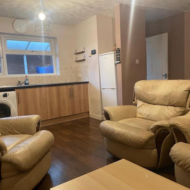 2 bedroom semi-detached bungalow to rent - Photo 1