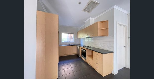 Freshly Painted 3-Bedroom Ground Floor Home with Double Garage in Melton - Photo 1