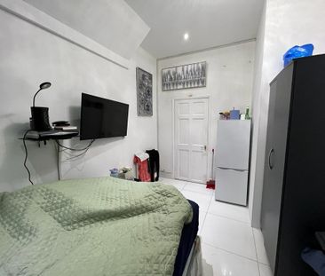 Ensuite to let in sharing house- 900 pcm inclusive bills - Photo 3