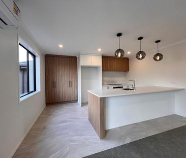 Easy access to the Northern & Southern Motorway - Photo 6