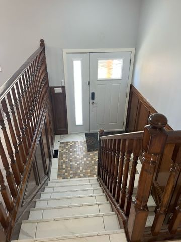 Spacious Bungalow 6 bdrms home in Lake Bonavista - Photo 3