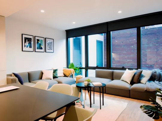 6 Bed Townhouse - Photo 1