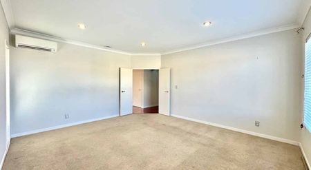 Spacious 6-Bedroom Home with Self-Contained Granny Flat – Perfect for Extended Families! - Photo 4