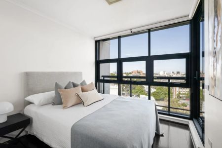 Inner-City Sub-Penthouse with Sweeping District Views - Photo 2