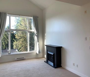 Bright & Spacious Top-Floor 2 Bedroom/2 Bathroom - Photo 2