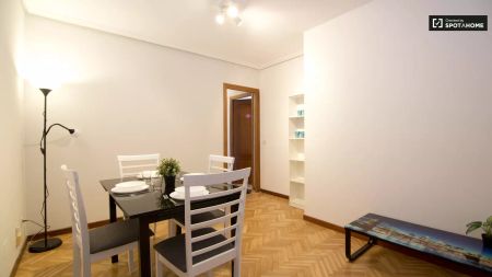Double bed in Room in a shared 5-bedroom apartment for rent in Peñagrande - Foto 3