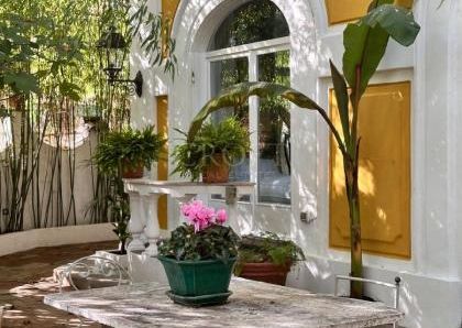 Villa-Parioli: Beautiful independent house with large private garden and terraces. Spacious living, formal dining, study-music room, sun room, 5 bedrooms, 4 bathrooms, parking. rif 163