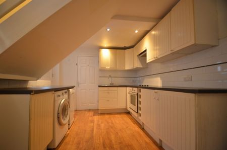 3 bedroom Semi-detached house to rent - Photo 4